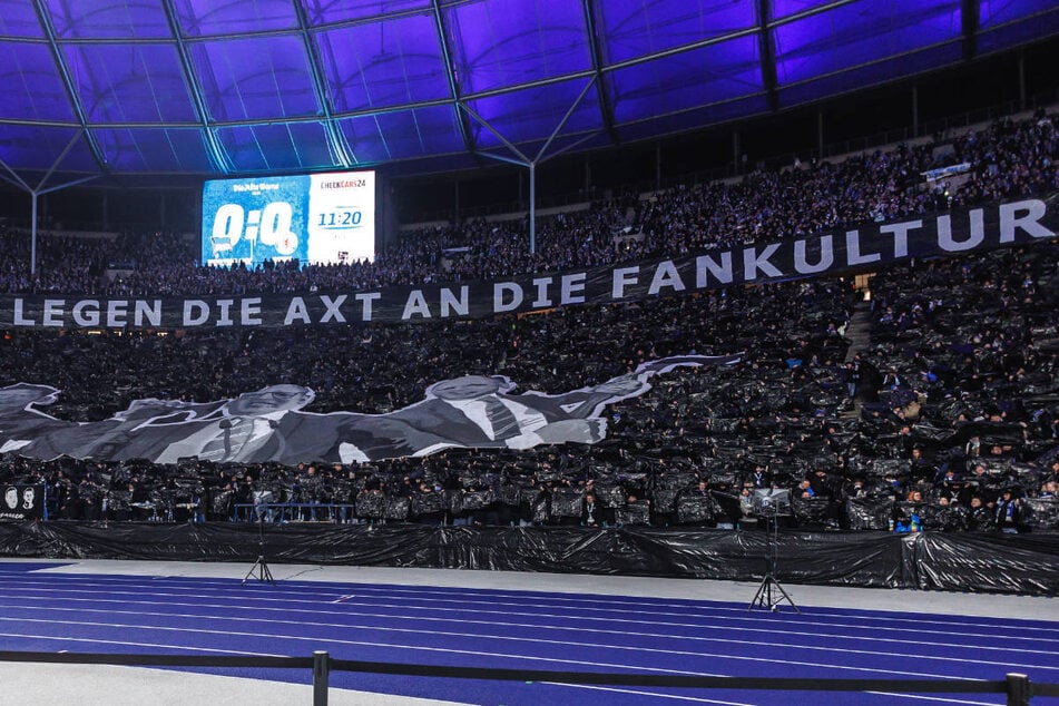 Hertha-Fans protestieren im Olympiastadion mit einem Banner gegen die geplanten Überwachungsmaßnahmen.