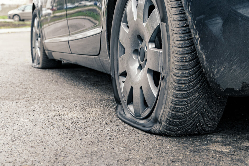 In Werdau wurden mehrere Reifen an zwei Autos zerstochen. (Symbolbild)