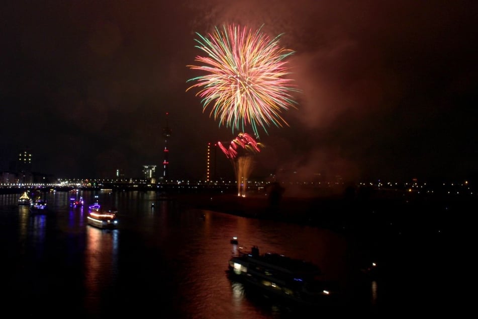 Höhepunkt des Japan-Tags in Düsseldorf war das etwa 25-minütiges Feuerwerk am späten Samstagabend.