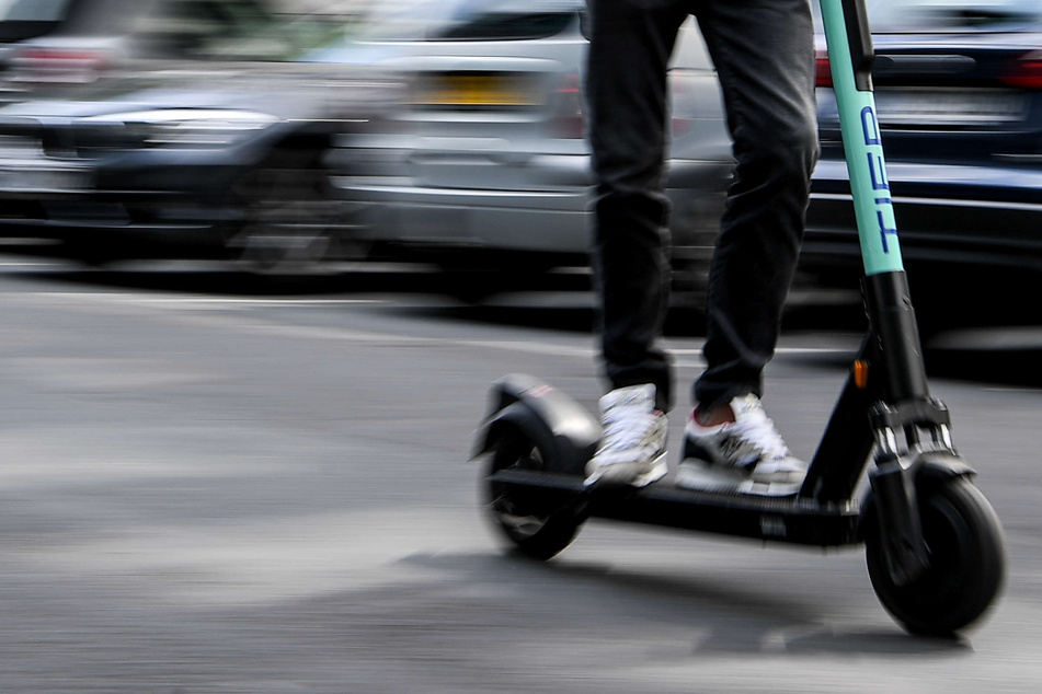 E-Scooter-Fahrer rast durch Haltestelle und rammt Fußgänger: 83-Jähriger erleidet Knochenbruch