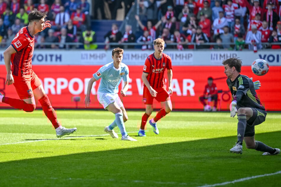Der erste Streich: Heidenheims Mathias Honsak (l.) trifft zum 0:1.