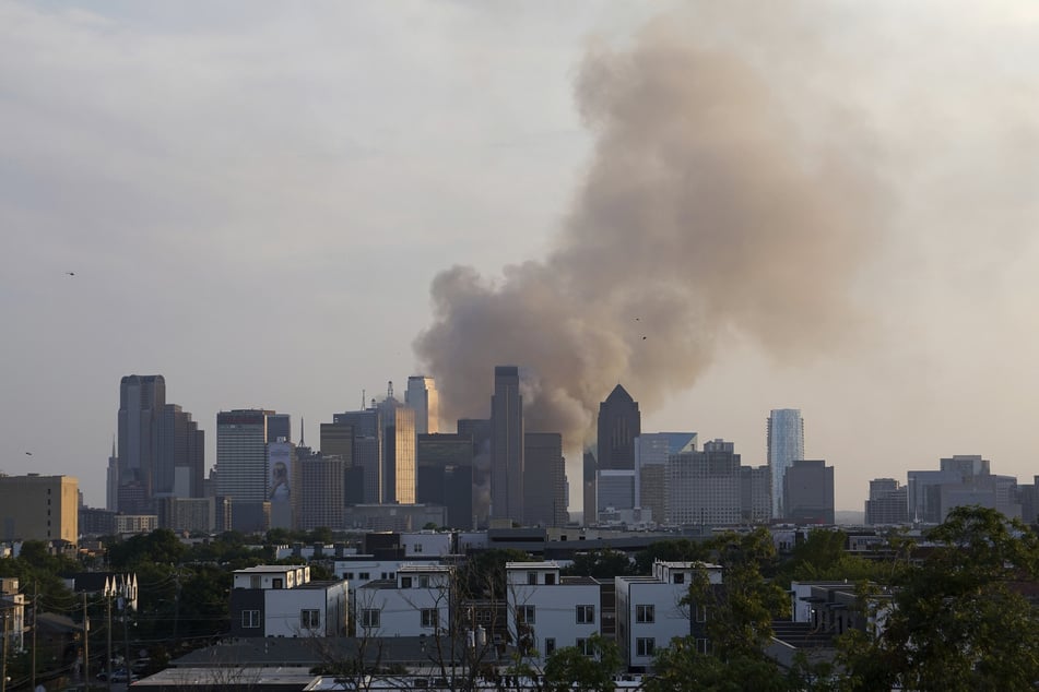 Schon von Weitem ist die Rauchwolke über Dallas' Innenstadt zu sehen.