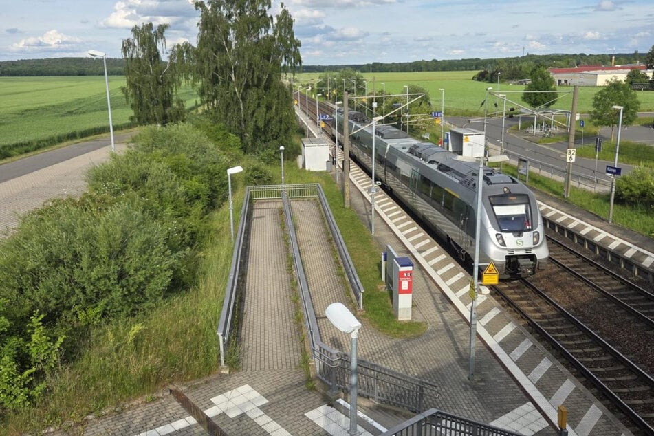Am Kührener Bahnhof ist am Mittwoch eine 26-Jährige von einem unbekannten männlichen Täter angegriffen worden.