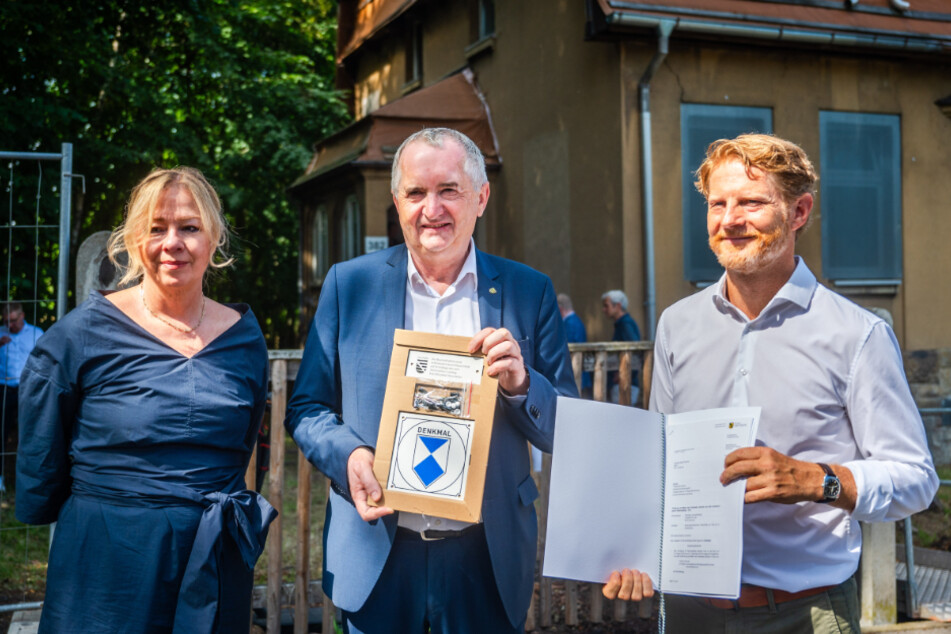 Fördermittelbescheid: Regionalminister Thomas Schmidt (62, CDU) eingerahmt von den Bürgermeistern Dagmar Ruscheinsky (64, parteilos) und Michael Stötzer (50, Grüne).