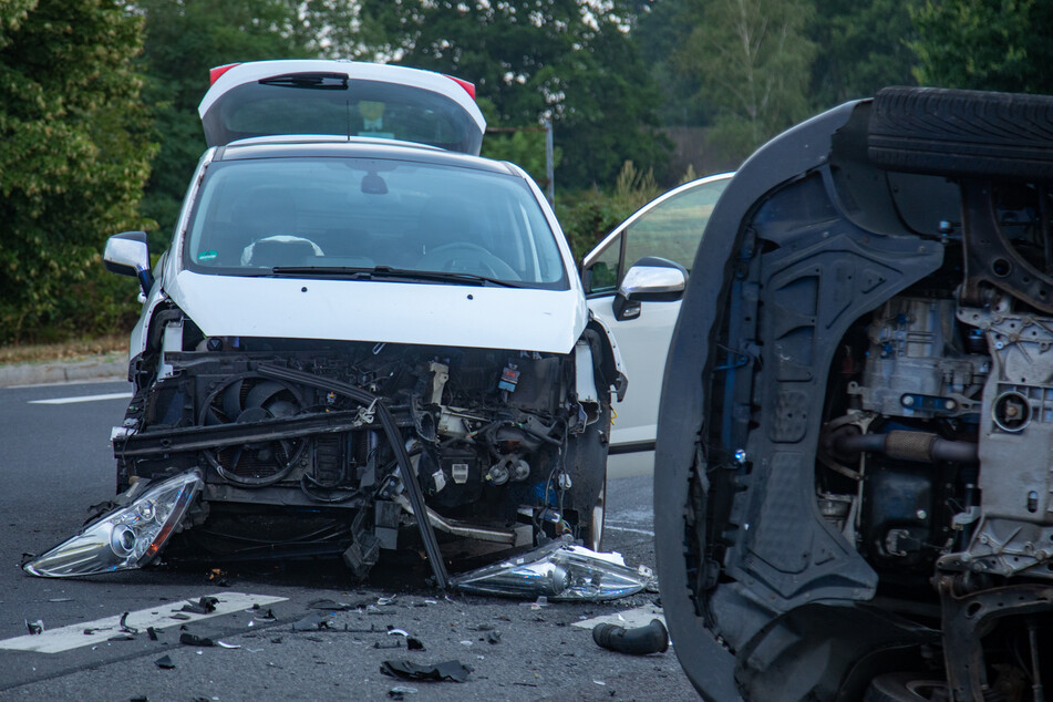 Die Front des weißen Peugeot wurde bei dem Unfall komplett zerstört.