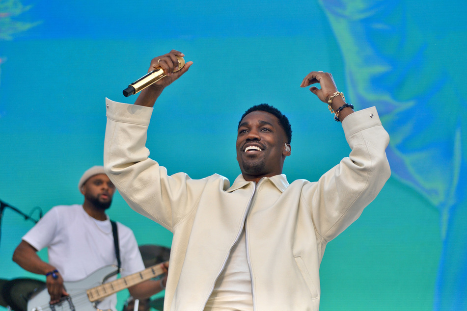 Giveon performs at Day 3 of Governors Ball Music Festival in Queens, New York on Sunday, June 11, 2023.