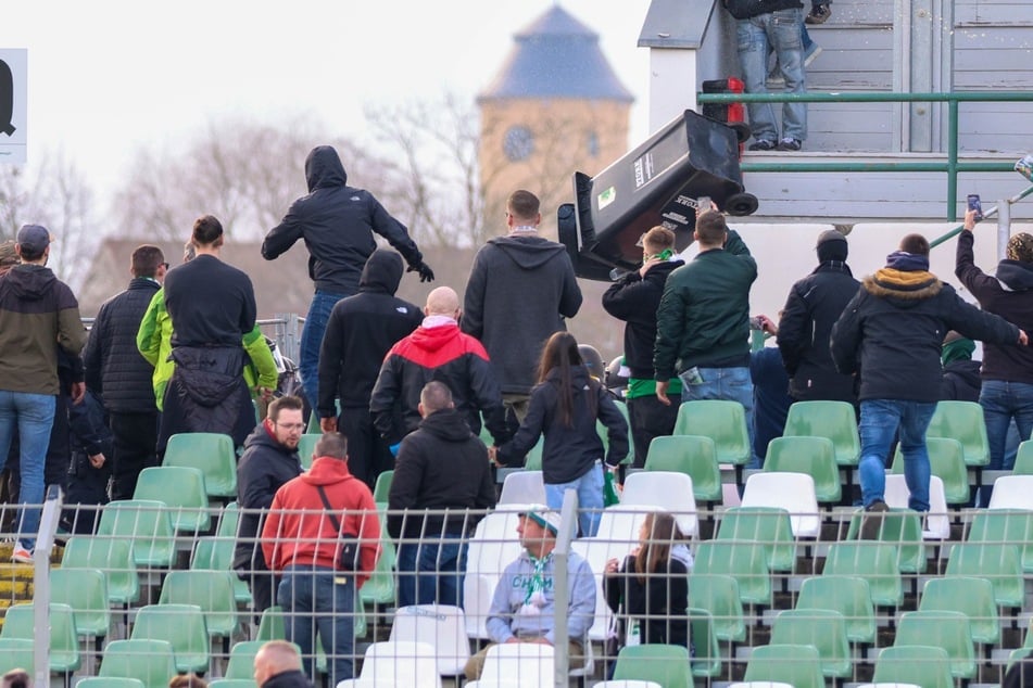 Einige Fans der BSG Chemie Leipzig legten sich nach Abpfiff mit der Polizei an. Dabei flogen auch Mülltonnen.