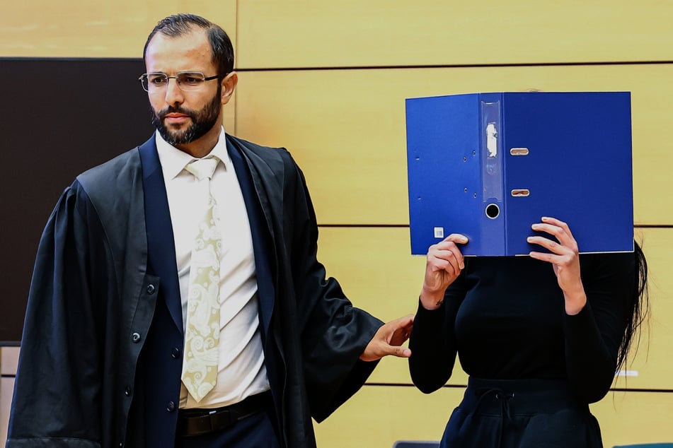 Die Angeklagte, hier mit ihrem Strafverteidiger Roj Khalaf, räumte ein, den Priester durch Betrug und Erpressung um 255.000 Euro gebracht zu haben.