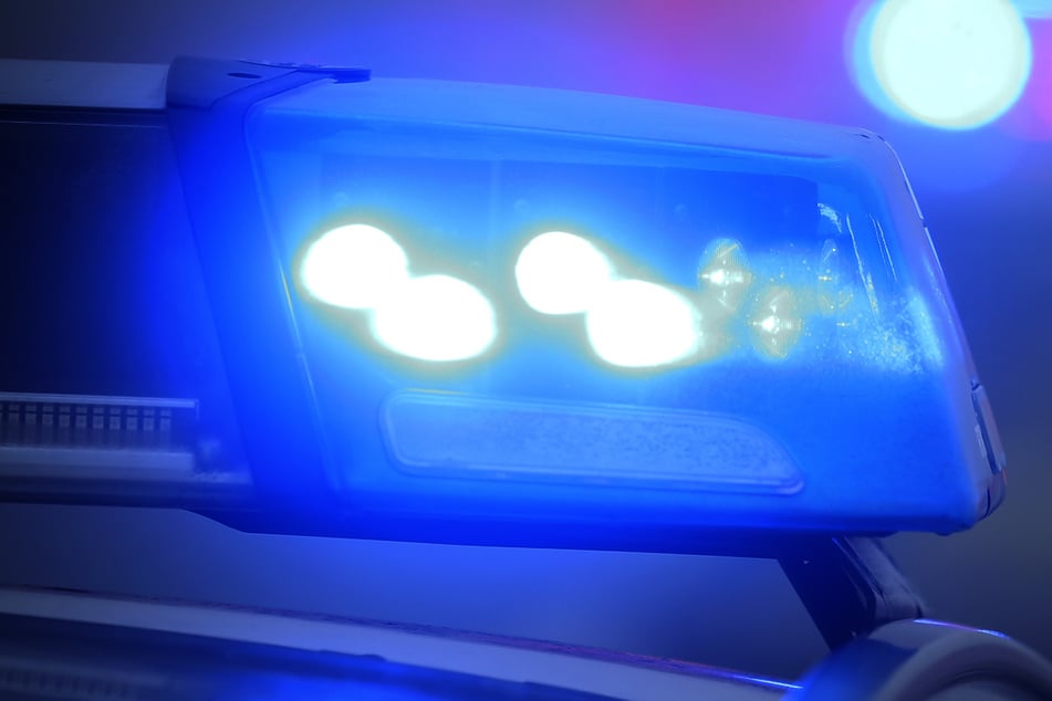 Unfall A5: Wilde Szenen auf Autobahn: Mann baut Unfall und will zu Fuß über die A5 flüchten