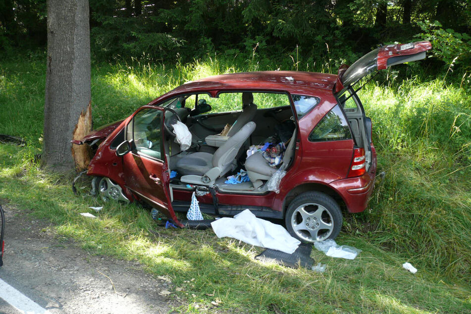 Die 87-Jährige hatte am Samstagnachmittag die Kontrolle über ihren Mercedes verloren. Sie wurde in ihrem Wagen eingeklemmt und erlag im Krankenhaus ihren schweren Verletzungen.