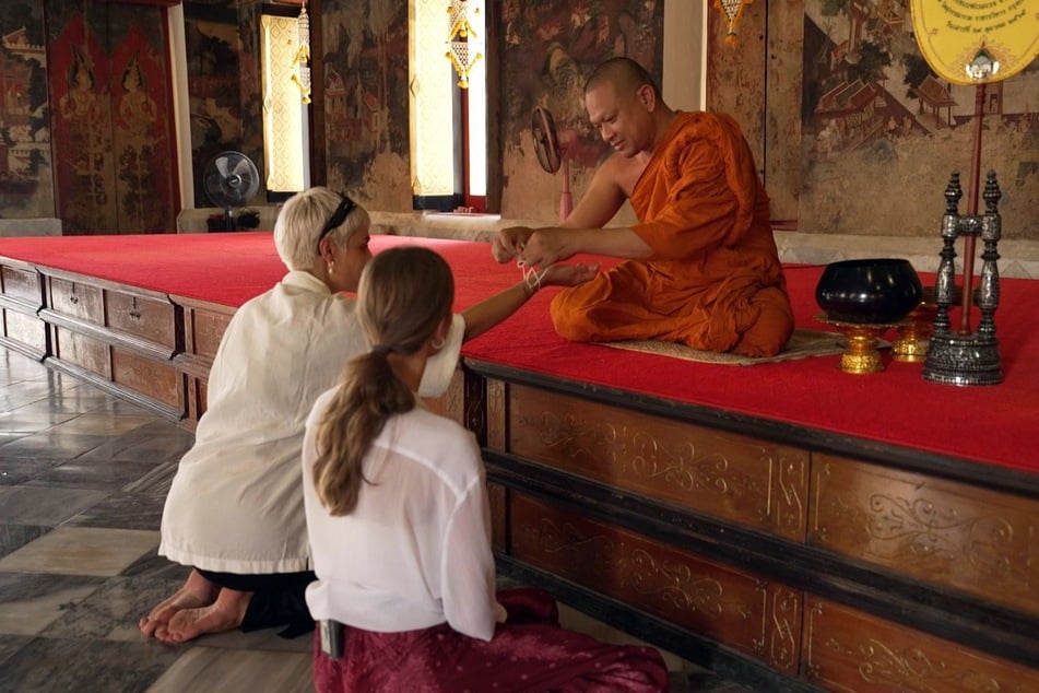 In einem Tempel dürfen sie der Zeremonie eines Mönchs erleben.