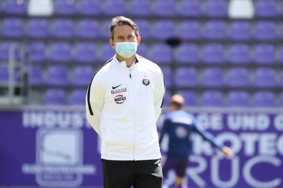 Sieht schon irgendwie gespenstisch aus: FCE-Trainer Dirk Schuster mit Mundschutz vorm Anpfiff der Partie gegen Sandhausen.