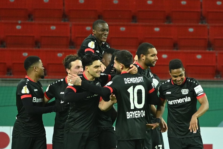 Die Spieler von Bayer 04 Leverkusen feiern das zwischenzeitliche 2:1 durch Edmond Tapsoba (M.) gegen Eintracht Frankfurt.
