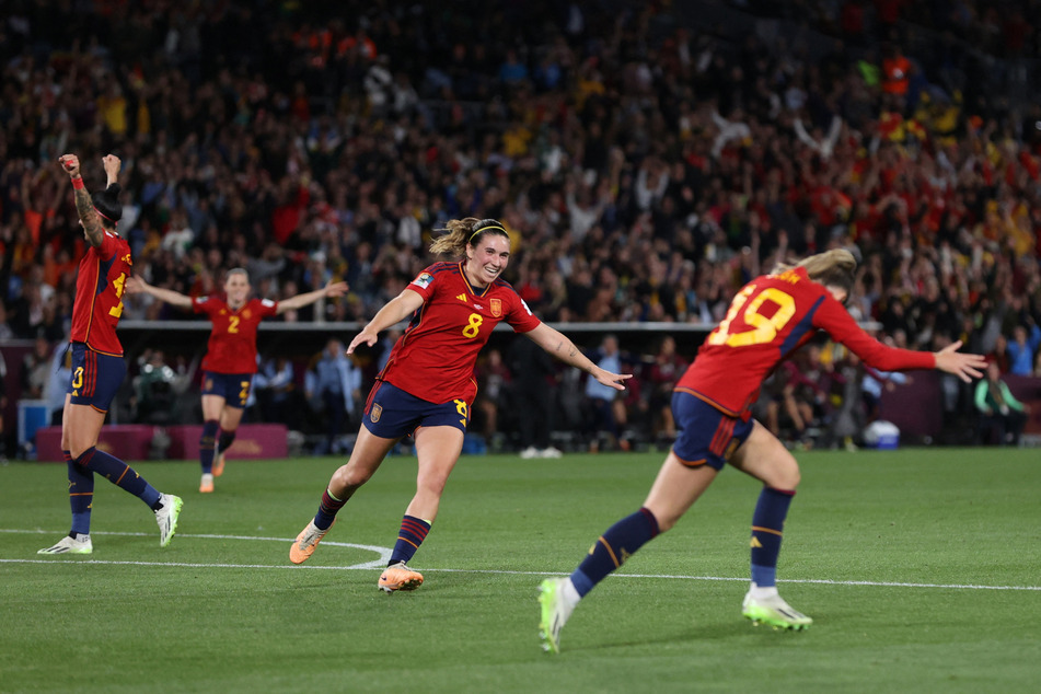 Spain left back Olga Carmona (r.) scored the only goal with a low shot in the 29th minute.