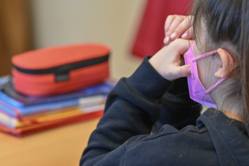 Corona-Inzidenz in Bayern sinkt: Maskenpflicht in Grundschulen fällt
