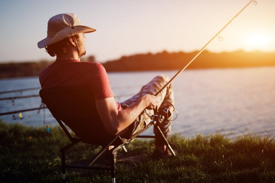 Ein Klappstuhl gehört zur komfortablen Ausrüstung, die dem Angler den Tag versüßt. (Symbolbild)