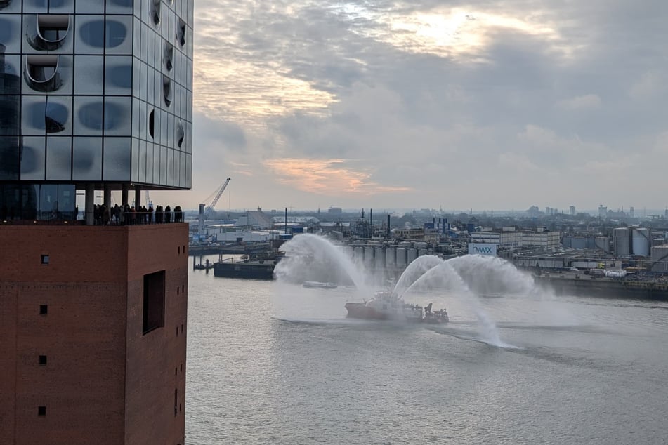 Das Feuerlöschboot "Branddirektor Westphal" führte die Parade mit Wasserfontänen an.