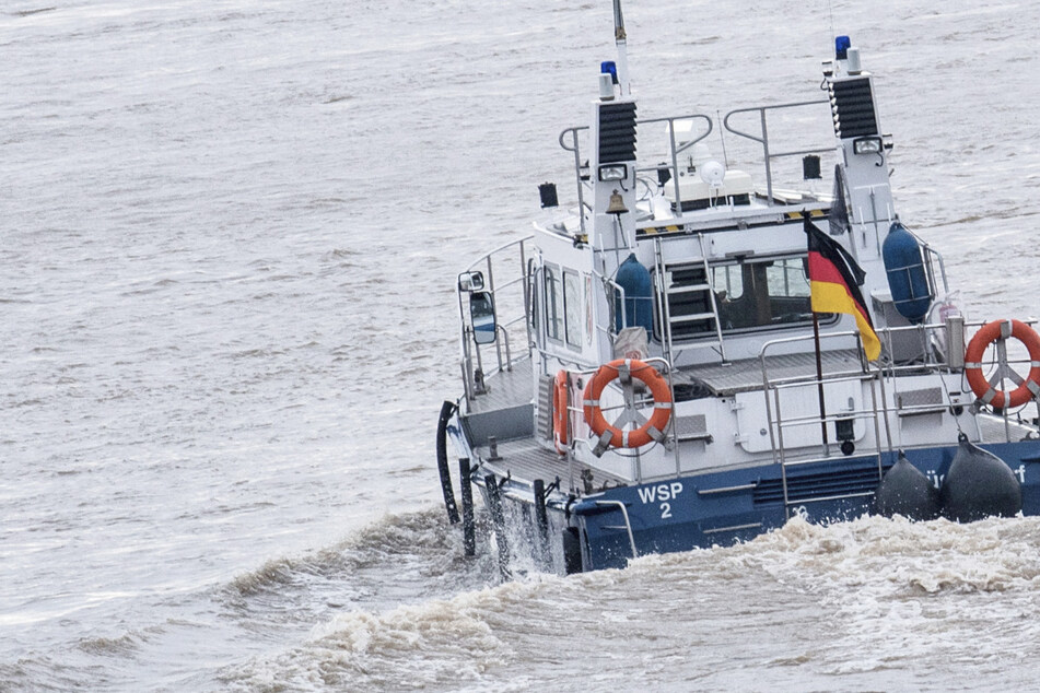 Köln: Tankschiff und Fähre kollidieren auf dem Rhein: Ein Verletzter und drei kaputte Autos
