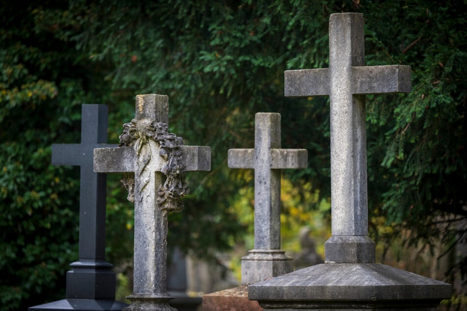 Ein Kölner Friedhof verwandelte sich am Sonntagmorgen von der Trauerstätte zum Tatort. (Symbolbild)
