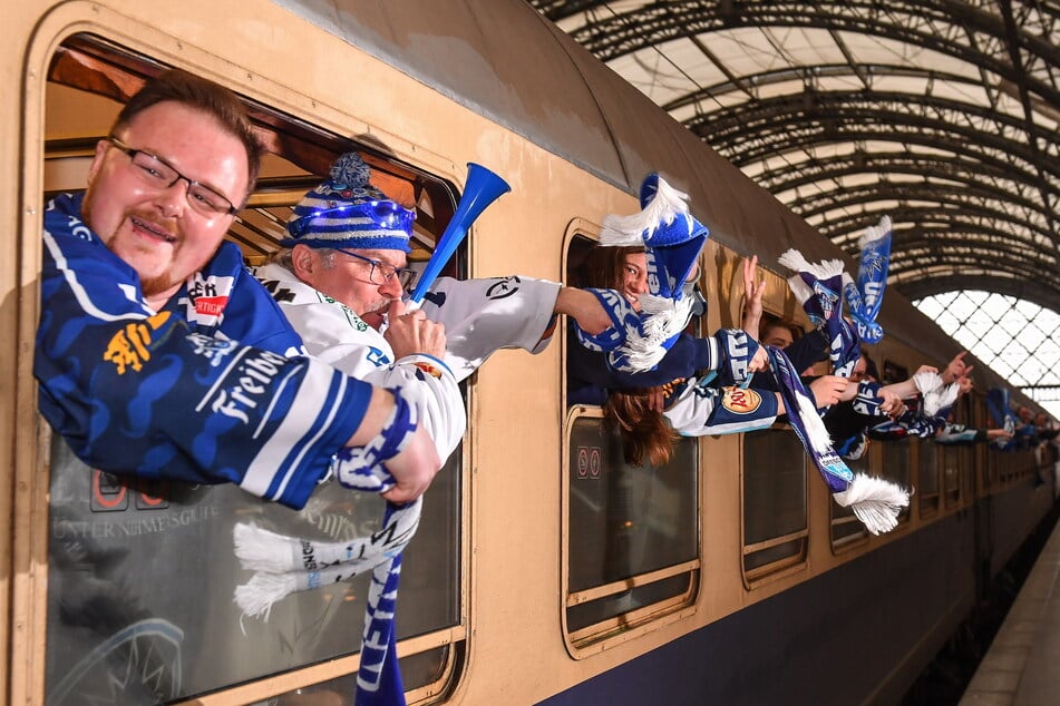 Auch 2019 fuhr schon einmal ein Eislöwen-Sonderzug nach Kassel. (Archivfoto)