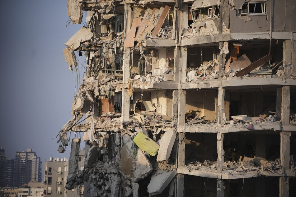 Israelische Sicherheitskräfte inspizieren zerstörte Gebäude, die von einer aus dem Iran abgefeuerten Rakete getroffen wurden.