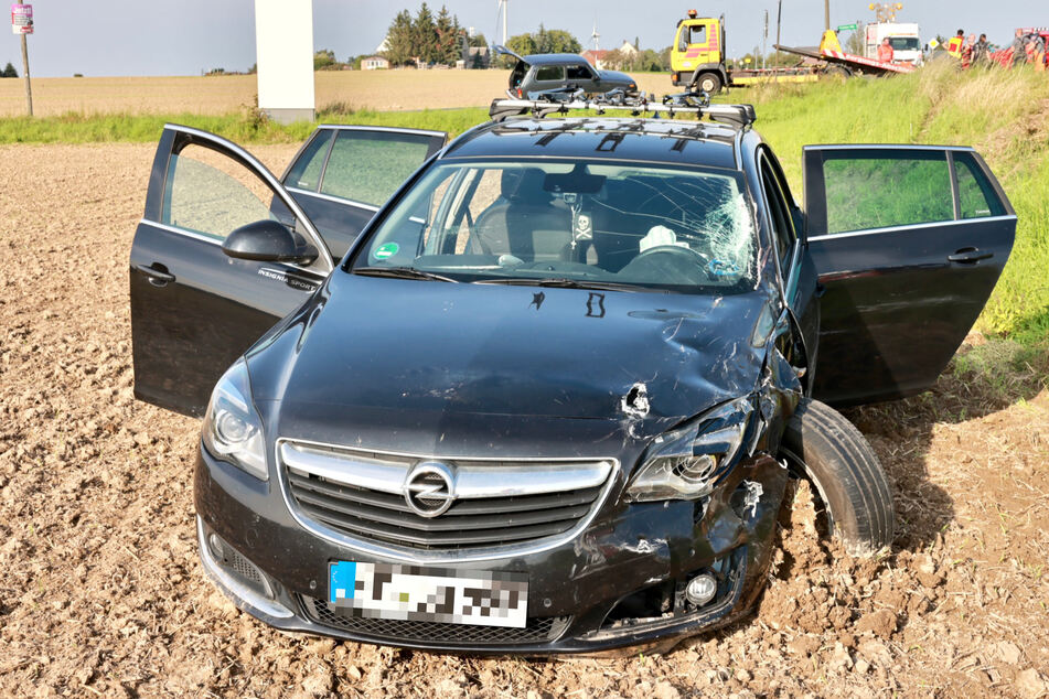 Der Opel landete mit einigem Blechschaden und zerbrochener Windschutzscheibe im Feld.