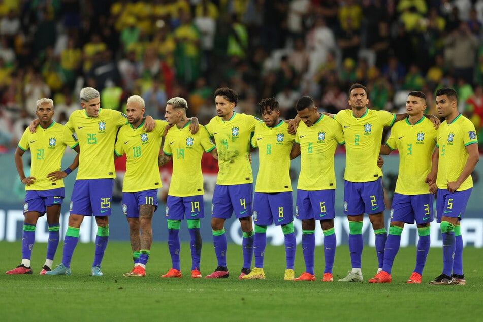 Bei der brasilianischen Nationalmannschaft geht es aktuell nicht nur um Fußball: Antony (23, Nr. 19) wurde kurzfristig aus dem Kader gestrichen, weil er seine Ex-Freundin misshandelt haben soll.