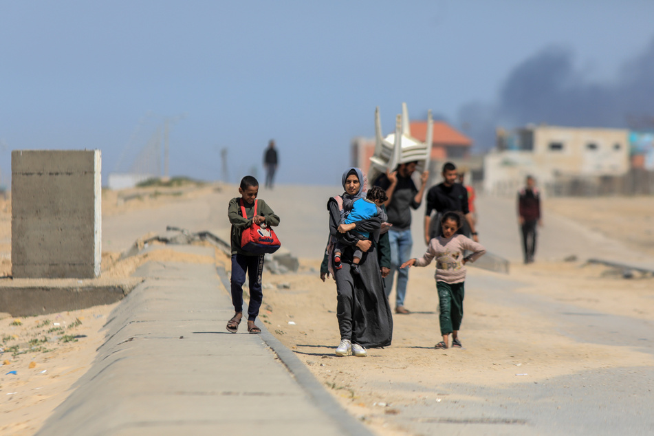 Palästinenser, die aus Gaza-Stadt fliehen, kommen im Zentrum des Gazastreifens an.