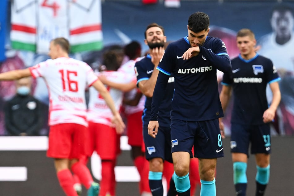 Suat Serdar (24/vorne), Márton Dárdai (19/r.) und Lucas Tousart (24/2.v.r) hatten RB Leipzig nichts entgegenzusetzen.