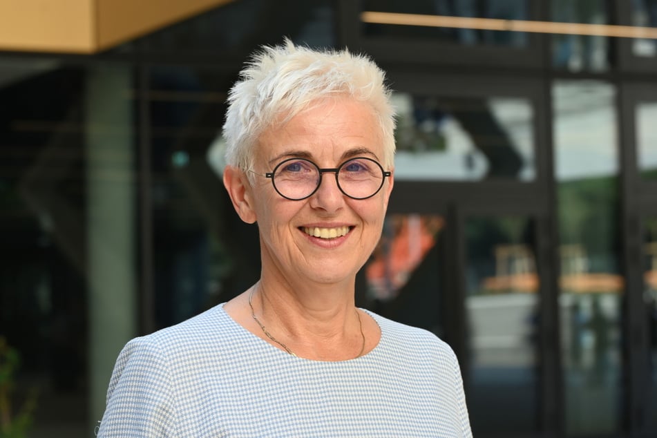 Ulrike Schulz (F. u.), Leiterin Marianne-Brandt-Oberschule, veranstaltet den ersten Tag der offenen Tür.