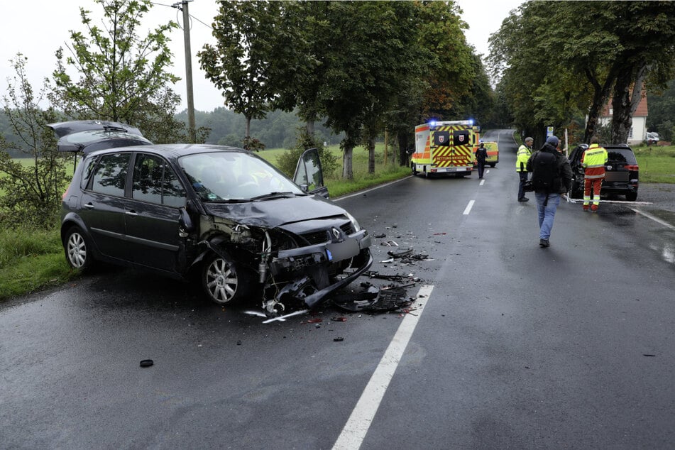 Auch der Renault ist durch den Unfall gezeichnet.