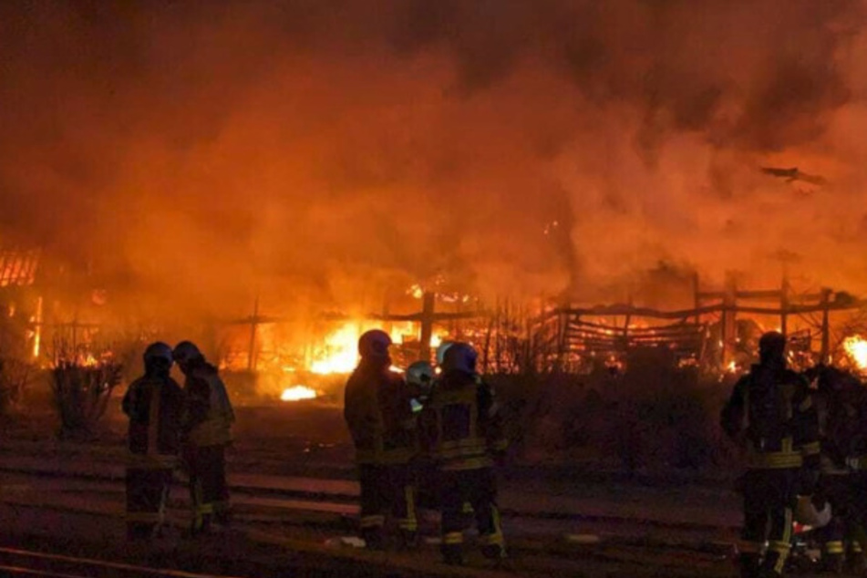 Lagerhalle und Lastwagen in Flammen: Eine Millionen Euro Schaden bei Brand im Saalekreis