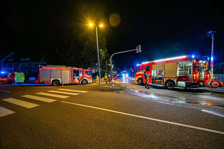Die Feuerwehr Stuttgart rückte mit mehreren Fahrzeugen aus.