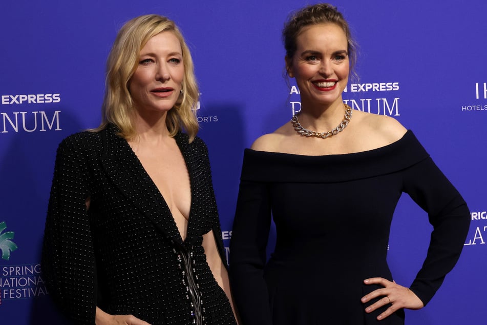 Cate Blanchett (53, links) neben der deutschen Schauspielerin Nina Hoss (47): Die beiden standen für den Film zusammen "Warenhaus" vor der Kamera.