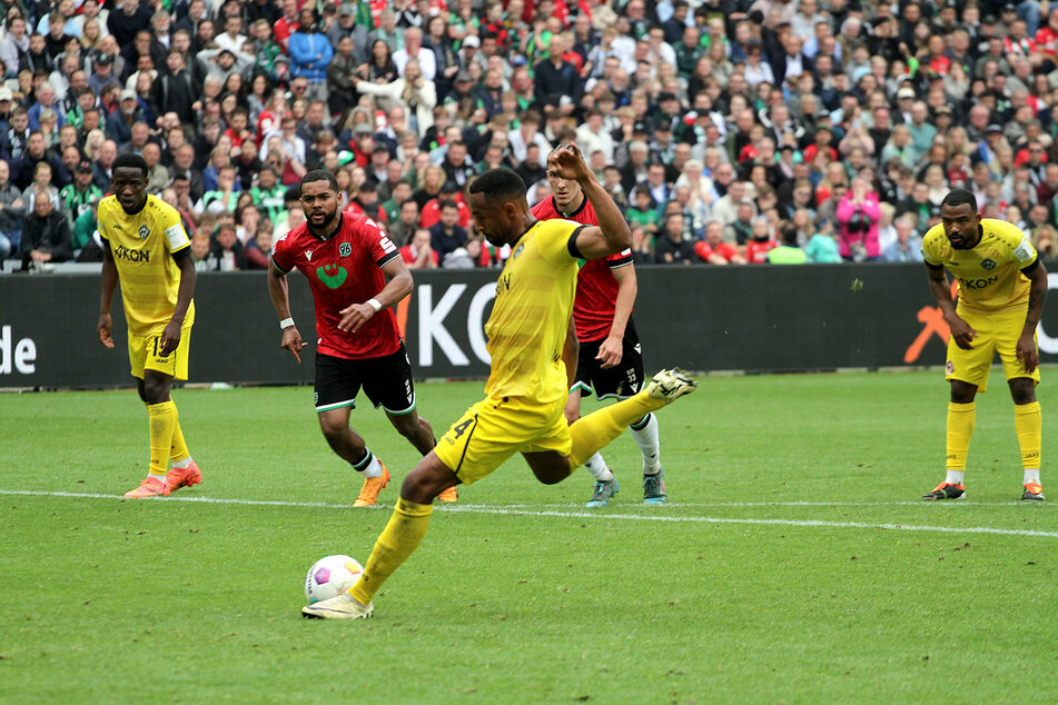 Ausgerechnet dem in Hannover geborenen Saliou Sané (31) versagten für Würzburg im Elfmeterschießen die Nerven.