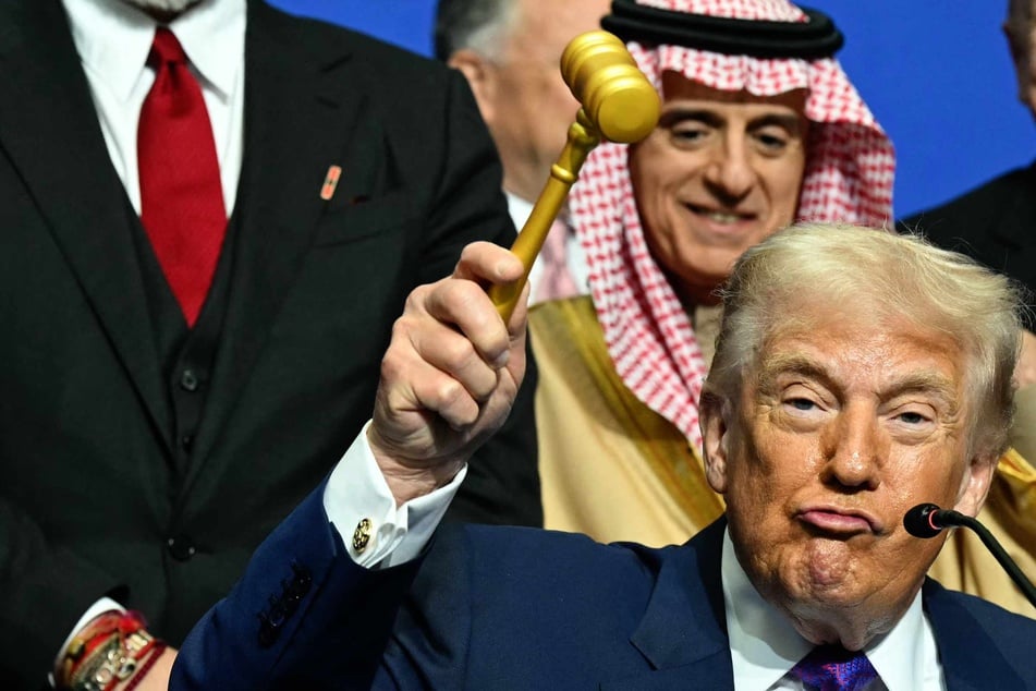 Trump kicks off "Board of Peace" venture amid increasing Iran war threats