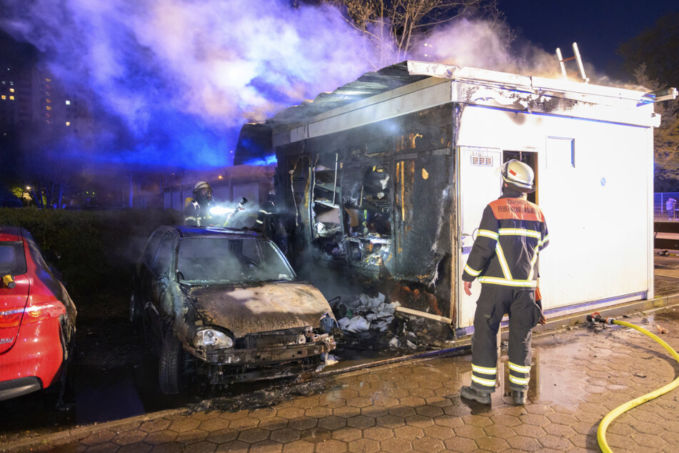 Das Feuer zerstörte einen Kiosk und zwei Autos.