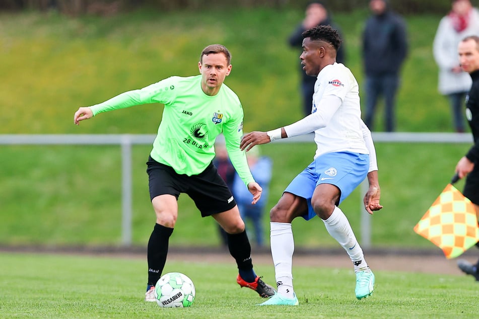 Daniel Olaoye (26, r.) im April beim Sachsenpokal-Halbfinale gegen Chris Löwe (34) und den Chemnitzer FC.