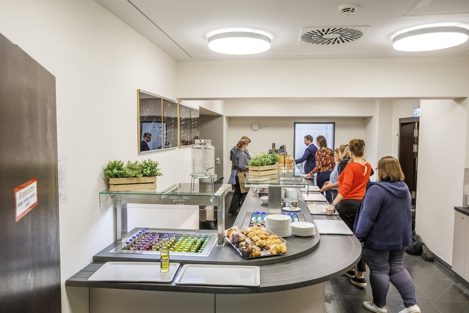 Für Rathaus-Mitarbeiter und Besucher gab es früh belegte Brötchen, mittags im Kantinen-Stil etwa Backfisch oder Schweineschnitzel.