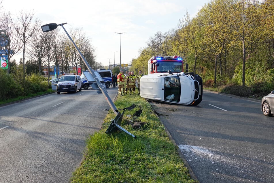 Auf der Dohnaer Straße, zwischen Georg-Palitzsch-Straße und der Gamigstraße, ist am Mittwochabend ein Mercedes-Fahrer verunfallt.