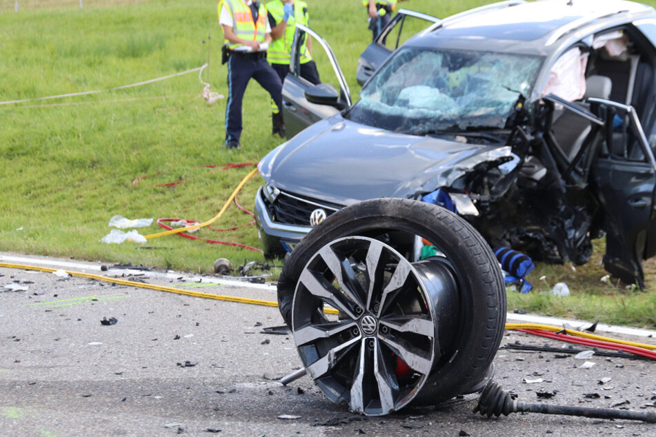 Autos völlig zerlegt: Zwei Schwerverletzte nach Frontal-Crash
