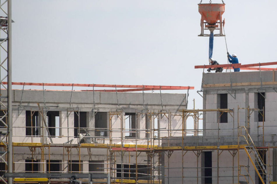 Bauarbeiter arbeiten auf einer Baustelle. Die SPD Berlin will den Wohnungsbau in der Hauptstadt zukünftig noch stärker vorantreiben. (Symbolfoto)