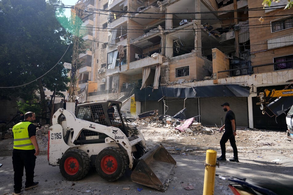 Beirut: Arbeiter der Stadtverwaltung entfernen mit einem Kompaktlader die Trümmer zerstörter Wohnungen, die bei einem früheren Angriff im Juni von einem israelischen Luftangriff in Dahieh, einem südlichen Vorort von Beirut, Libanon, getroffen wurden.