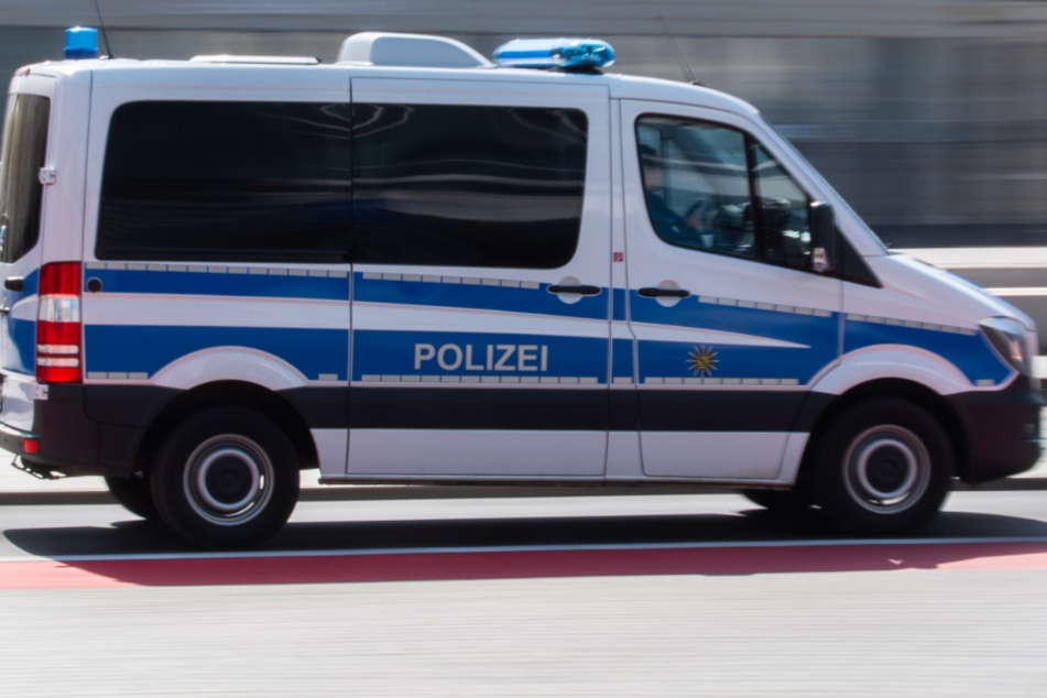 Macheten-Männer bedrohen, beleidigen und husten Polizisten an