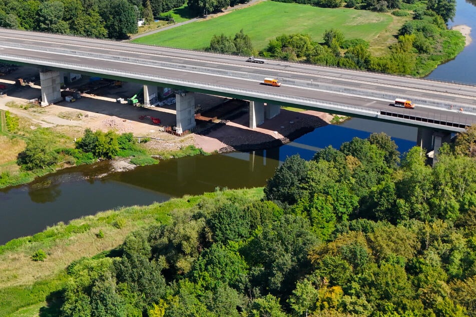 Abriss der A14-Brücke bei Grimma: Darunter fließende Mulde gesperrt