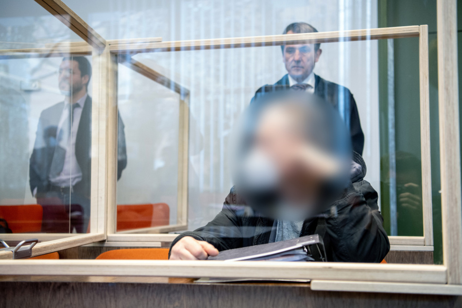 Der angeklagte Ehemann der Toten sitzt vor Verhandlungsbeginn im Gerichtssaal.