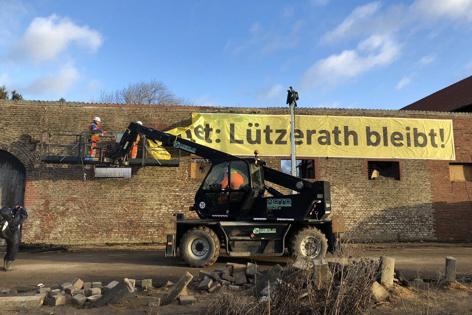 Das bekannte Transparent, welches seit Jahren in Lützerath hing, wurde am Freitagmorgen abgenommen.