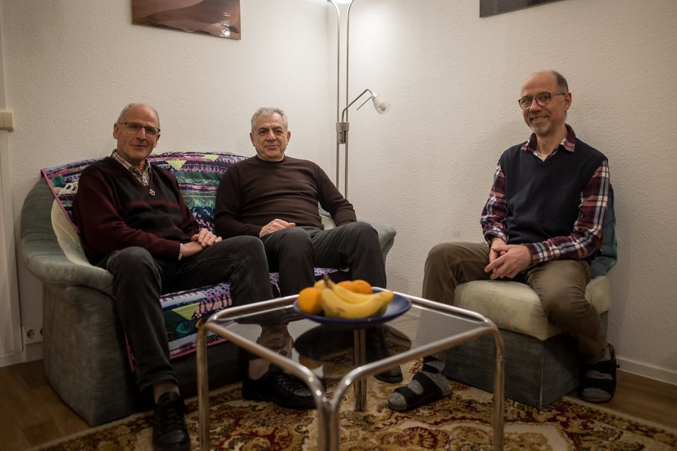 Gespräche nach Pasta und Pizza: Pfarrer Andreas, Dr.-Ing. Saliba Toutounji von der Syrisch-Orthodoxen Kirche und Bruder Michael (v.l.n.r.).