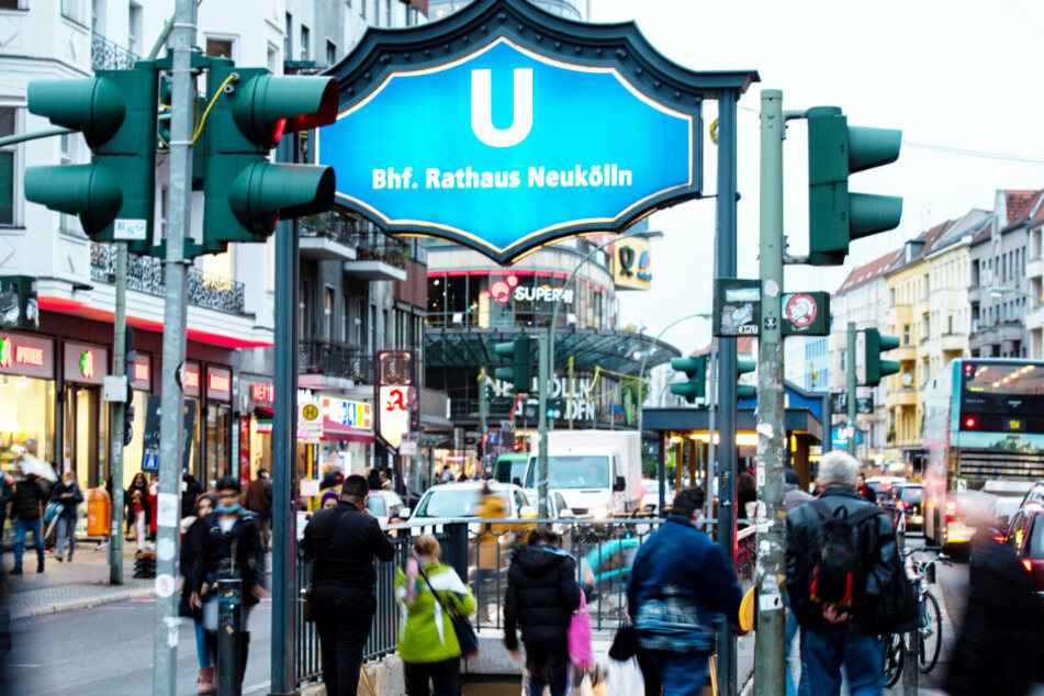 Menschen gehen auf der Karl-Marx-Straße in Berlin-Neukölln. (Archivbild, Symbolbild)