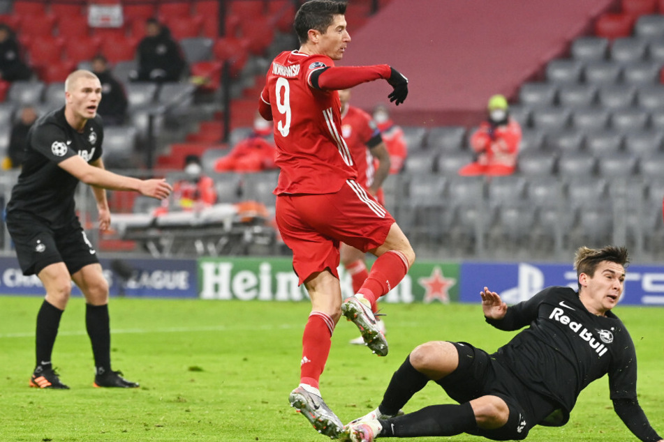 Robert Lewandowski (M.) schoss den FC Bayern München in der Champions League im Duell mit RB Salzburg in Durchgang eins in Führung.
